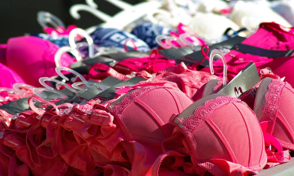 Lingerie op hangers in de winkel